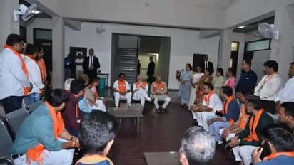 PM मोदी ने गुजरात में कार्यकर्ताओं को दिया सरप्राइज, बेंच पर बैठकर परिवार की तरह की बात...याद आए पुराने दिन