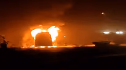 आजमगढ़: बाइक की टक्कर से AC बस में लगी भीषण आग, 2 की मौत 6 यात्री झुलसे, 10 मिनट में जलकर हुई राख