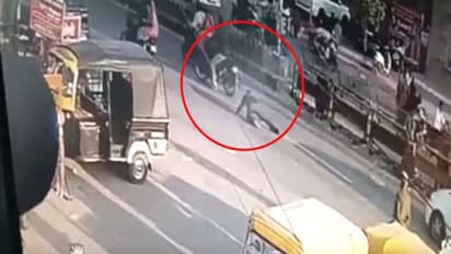 बुलेट वाले को पसंद नहीं आया पुलिसवाले का चालान काटना, बीच सड़क कर दिया कांड, CCTV में सबकुछ हुआ कैद