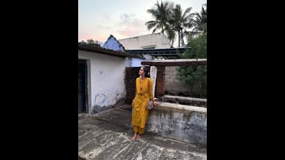 ஆச்சர்ய படுத்தும் தோற்றத்தில்... திருக்குறுங்குடி கோவிலுக்கு குடும்பத்துடன் சென்ற கீர்த்தி சுரேஷ்! போட்டோஸ்..!