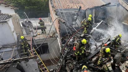 उड़ान भरने के कुछ देर बाद ही घरों पर जा गिरा विमान, फिर उठे आग के शोले, देखिए Shocking Video