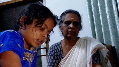 'ഭാഷയുടെ അതിരുകൾ കടന്നൊരു ചേർത്ത് പിടിക്കൽ', ഒഡീഷയിൽ നിന്നുള്ള എട്ടുവയസുകാരിക്ക് അക്ഷരവെളിച്ചമായി അജിത