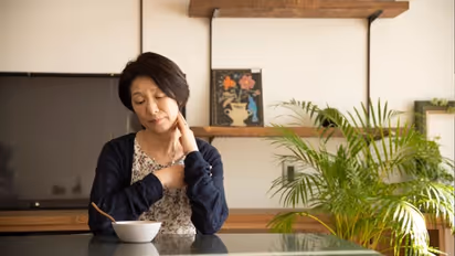 भोजन के दौरान कैंसर का दिख सकता है शुरुआती लक्षण, महिलाएं जरूर करें इसे गौर