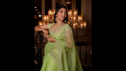 குறையாத கிளாமர் உடன் சேலையில் நச்சுனு ஹாட் போஸ் கொடுத்த ‘பூங்குழலி’ ஐஸ்வர்யா லட்சுமி - வைரலாகும் போட்டோஸ்