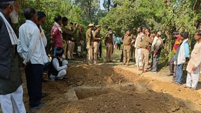 कब्रिस्तान में खोदी गई कब्र के पास आकर बैठ गई महिला, जानिए क्यों शव को दफनाने से कर दिया मना