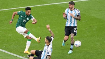 നെഞ്ചിടിച്ച് അര്ജന്റീന ആരാധകര്, ഇരട്ട ഗോളുമായി സൗദി; ലുസൈലില് മെസിപ്പട വിറയ്ക്കുന്നു