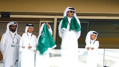 സൗദി ദേശീയ പതാക കഴുത്തിലണിഞ്ഞ് അര്‍ജന്‍റീനക്കെതിരെ സൗദിയെ പിന്തുണച്ച് ഖത്തര്‍ അമീര്‍ 