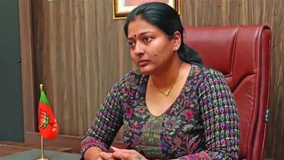 கர்நாடகா சிங்கம் ஹீரோ போல வார் ரூமில் அட்டூழியங்கள்… காயத்ரி ரகுராம் டிவீட்!!