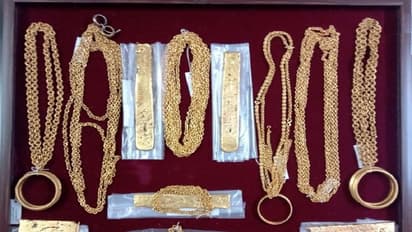 கோவை விமான நிலையத்தில் 12 கிலோ தங்கம் பறிமுதல்… தமிழகத்தை சேர்ந்த 4 பேர் கைது!!