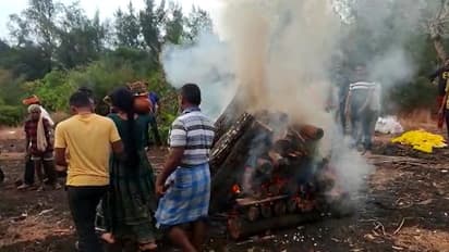 ಸಂಪ್ರದಾಯ ಮೀರಿ ತಂದೆ ಅಂತ್ಯಕ್ರಿಯೆ ನೆರವೇರಿಸಿದ ಮಗಳು