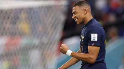 പോളണ്ടിനെതിരെ ഇരട്ട ഗോള്, റെക്കോര്ഡ്; പെലെയേയും മറികടന്ന് എംബാപ്പെയുടെ തേരോട്ടം