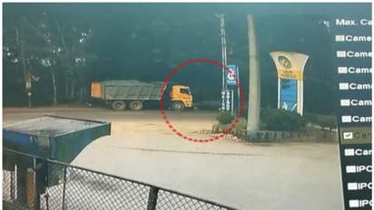 കൊച്ചിയിൽ ലോറിയിലേക്ക് കാറിടിച്ചു, ഒരാൾ മരിച്ചു; 4 പേർക്ക് പരിക്ക്; കാറിലുണ്ടായിരുന്നത് മലപ്പുറം സ്വദേശികൾ