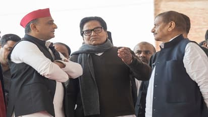 मैनपुरी उपचुनाव में जीत के बाद शिवपाल यादव को बड़ा गिफ्ट देने की तैयारी में अखिलेश