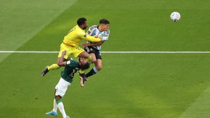 ഗോള് കീപ്പറുമായി കൂട്ടിയിടിച്ച് പരിക്കേറ്റ സൗദി ഫുട്ബാൾ താരത്തെ റിയാദില് ശസ്ത്രക്രിയക്ക് വിധേയനാക്കി