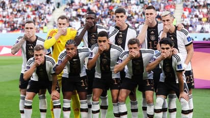  ഇവിടെ ഒന്നും മിണ്ടാന്‍ പാടില്ല; പ്രീ മാച്ച് ഫോട്ടോ ഷൂട്ടിനിടെ വായ് മൂടി ജര്‍മന്‍ താരങ്ങളുടെ പ്രതിഷേധം