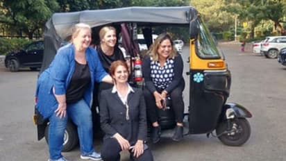 వావ్! బుల్లెట్ ప్రూఫ్ కార్లను విడిచి.. ఆటోలో చక్కర్లు కొట్టిన అమెరికా మహిళా దౌత్యవేత్తలు