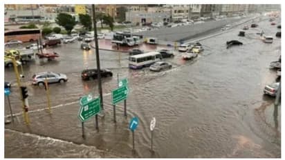 ജിദ്ദയിൽ കനത്ത മഴയും ഇടിമിന്നലും പ്രളയവും; വിദ്യാഭ്യാസ സ്ഥാപനങ്ങൾക്ക് ഉൾപ്പടെ അവധി