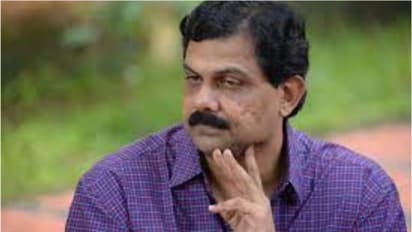 സാഹിത്യകാരന് സതീഷ് ബാബു പയ്യന്നൂര് ഫ്ളാറ്റില് മരിച്ച നിലയില്