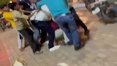 शाकाहारी खाने का आर्डर देने के बाद मिला मांसाहारी, शिकायत की तो मैनेजर समेत युवकों ने ग्राहक को दौड़ाकर पीटा