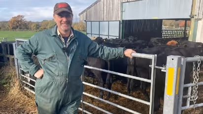 യൂട്യൂബിലൂടെ കൃഷിയിൽ നിന്നുള്ളതിനേക്കാൾ വരുമാനം നേടുന്നു എന്ന് ക്ഷീരകർഷകൻ‌