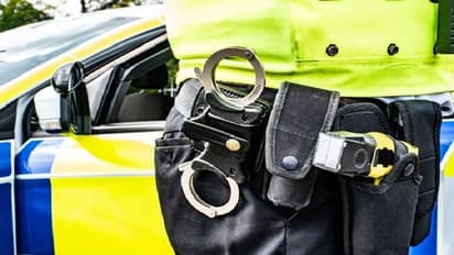 മദ്യപിച്ചെത്തി അമ്മയെ ക്രൂരമായി ഉപദ്രവിക്കുന്ന അച്ഛൻ, പൊലീസിനെ വിളിച്ച് കുഞ്ഞുമകൻ