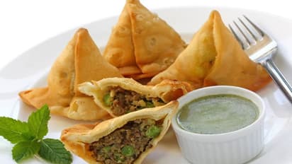 Oil free Samosa Recipe: अब जी भर के खाए ढेर सारे समोसे, बिना तेल के ही इसे कर लें तैयार