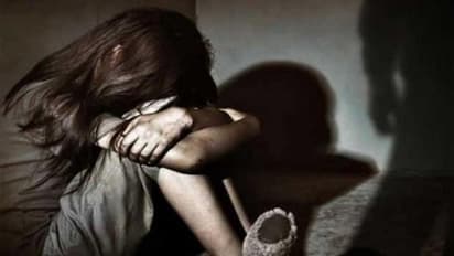 അഞ്ചാം ക്ലാസുകാരിയുടെ മുഖത്ത് ചായം പൂശി പ്രേതരൂപമാക്കി, കഴുത്തിൽ ചെരുപ്പുമാല തൂക്കി; മോഷണം ആരോപിച്ച് ക്രൂരത