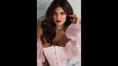 அல்டரா கிளாமர் உடையில்... கண்டமேனிக்கு கவர்ச்சியை காட்டி மூச்சு முட்ட வைக்கும் மாளவிகா மோகனன்!