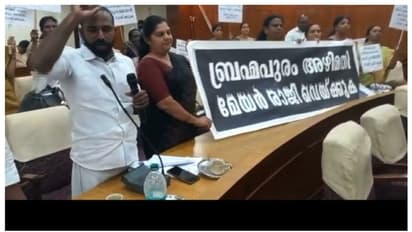 പ്രതിപക്ഷബഹളം, മേയർ ഇറങ്ങിപ്പോയി, കൊച്ചി കോർപ്പറേഷൻ കൗൺസിൽ യോഗം നിര്ത്തിവെച്ചു