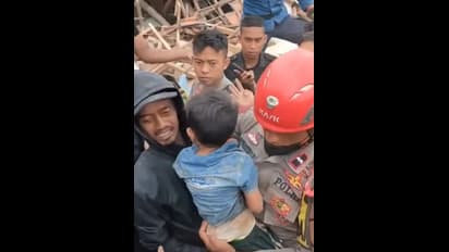 indonesia earthquake: கட்டிட இடிபாடுகளில் சிக்கி இருந்த 6 வயது சிறுவன் உயிருடன் மீட்பு!!