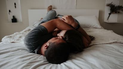 नाइट में क्वालिटी टाइम बिताने होटल पहुंचा कपल, लेकिन बेड पर जाते ही कर लिया सुसाइड, शॉकिंग है मौत की वजह