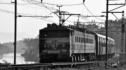 రైలు పట్టాలపై కూర్చుని ప్రేమ కబుర్లు.. ట్రైన్ ఢీ కొట్టడంతో ప్రేమ జంట మృతి..