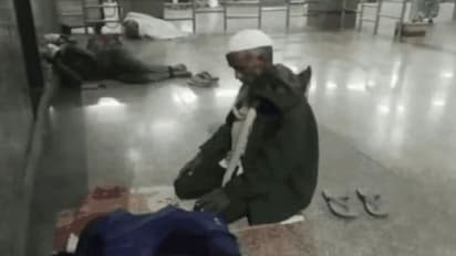 ट्रेन के बाद अब गोरखपुर रेलवे स्टेशन पर नमाज पढ़ने का वीडियो वायरल, लोगों के पूछने पर यात्री ने दिया ये जवाब