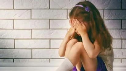 बाजार में दो साल की मासूम बच्ची को छोड़कर भागा कपल, सीसीटीवी में कैद हुआ मामला, ये शख्स बना फ़रिश्ता