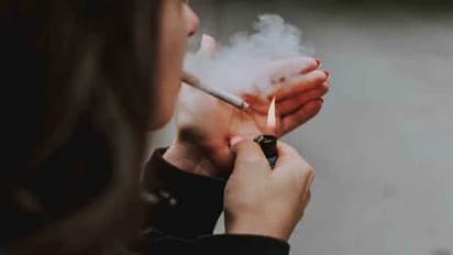 எந்த வயசுல 'சிகரெட்' பழக்கம் ஆரம்பிக்குது தெரியுமா? இதுக்கு பெற்றோரும் காரணமா? 