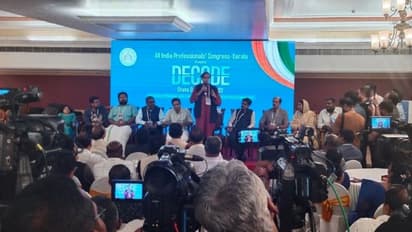 ലോകം തരൂരിൻ്റെ വാക്കുകൾക്കായി കാതോർക്കുന്നു: പ്രൊഫഷണൽ കോൺഗ്രസ് വേദിയിൽ തരൂരിനെ പിന്തുണച്ച് യുവനേതാക്കൾ