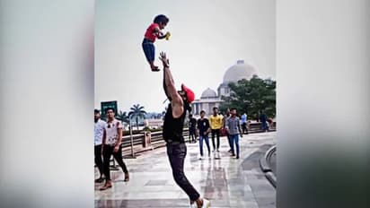 കുഞ്ഞിനെയും കൊണ്ട് അമ്പരപ്പിക്കുന്ന അഭ്യാസം നടത്തി അച്ഛൻ; വീഡിയോ വിവാദമാകുന്നു