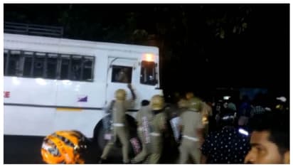 വിഴിഞ്ഞത്ത് സംഘര്‍ഷാവസ്ഥ: സ്റ്റേഷന് മുന്നില്‍ തടിച്ചുകൂടി സമരസമിതി, 2 പൊലീസ് ജീപ്പ് മറിച്ചിട്ടു