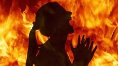 అతీత శక్తులు వస్తాయని... చితిలో కాలుతున్న శవాన్ని బయటకు తీసి..!