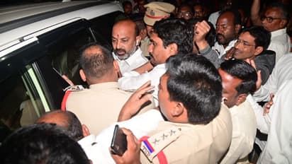 బండి సంజయ్ పాదయాత్రకు అనుమతి నిరాకరణ.. హైకోర్టును ఆశ్రయించిన బీజేపీ..