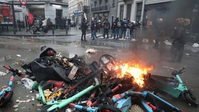 ట్రాఫిక్ రూల్స్ ఉల్లంఘించాడని యువకుడిని కాల్చి చంపిన పోలీసులు.. అట్టుడుకుతున్న ప్యారిస్