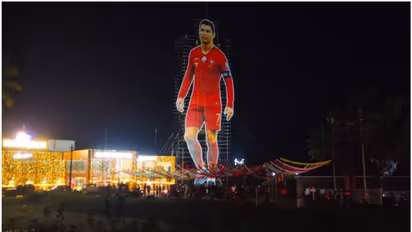ഉയര്‍ന്നുയര്‍ന്ന് ക്രിസ്റ്റിയാനോ; ഏറ്റവും വലിയ കട്ടൗട്ട് ഉയര്‍ത്തി കൊല്ലങ്കോട്ടേ ആരാധകര്‍ 