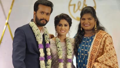 Rithika: கணவரை கட்டிப்பிடித்து காதலில் உருகும் குக் வித் கோமாளி ரித்திகா..! வெட்டிங் போட்டோ ஷூட் ஸ்டில்ஸ்..!