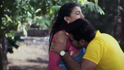 अक्षरा सिंह के साथ पवन सिंह ने दिखाया 'चुम्मा के जहर', हॉट वीडियो के देखें 7 पिक्स