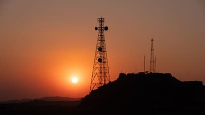 കുടുംബ പ്രശ്നം; വീട്ടുകാരെ ഭയപ്പെടുത്താൻ മൊബൈല്‍ ടവറില്‍ കയറിയ യുവാവിനെ സാഹസികമായി ഇറക്കി 