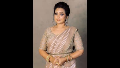 55 வயதில் இப்படியா? கீழே பேண்ட் போட்டு... புடவை கட்டி வித்தியாசமான ஸ்டைலிஷ் லுக்கில் அசத்தும் நடிகை சீதா! 