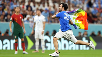 പോര്‍ച്ചുഗല്‍ ഉറുഗ്വേ മത്സരത്തിനിടയില്‍ ഗ്രൌണ്ടില്‍ മഴവില്‍ പതാകയുമായി യുവാവിന്‍റെ പ്രതിഷേധം