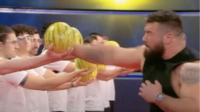 ഒരു മിനിറ്റിനുള്ളില് ഏറ്റവും കൂടുതല് തണ്ണിമത്തന് പൊളിച്ചതിന് യുവാവിന് ലോക റെക്കോര്ഡ്