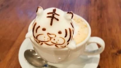 ഇവിടെ നോക്കൂ കോഫിയിലും കലാവിരുത്; വൈറലായി വീഡിയോ 