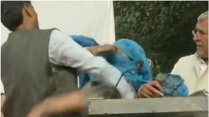 ഹിന്ദു ഏകത മഞ്ചിന്റെ ബേട്ടി ബച്ചാവോ മഹാപഞ്ചായത്തിൽ തല്ല്, സംഘാടകനെ വനിത ചെരുപ്പ് കൊണ്ടടിച്ചു! വീഡിയോ